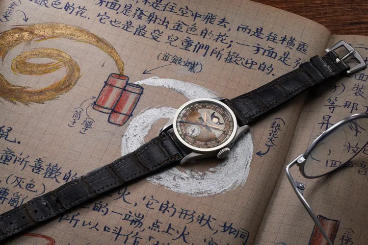 溥儀曾佩戴的百達翡麗型號96 Quantieme Lune及其筆記。富藝斯提供
