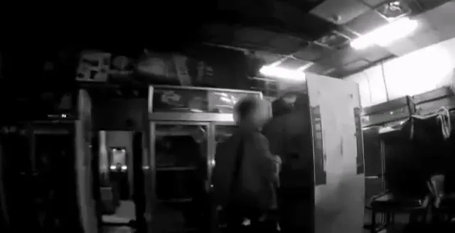 洪男肇事後，企圖再喝酒。翻攝畫面