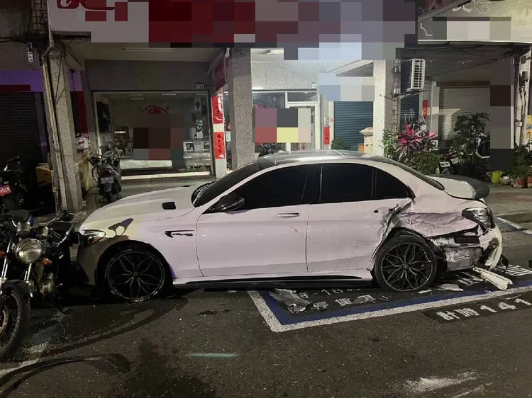 路邊停車無辜被撞的自小客。翻攝畫面