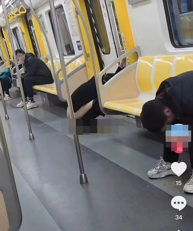 畫面中右側乘客看到黑衣男公然脫褲大便，疑似噁心到吐。翻攝自《香港01》