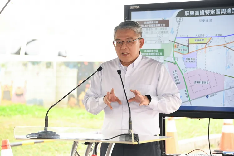 花敬群表示，交通系統建設計畫依開發期程分年補助。屏縣府提供