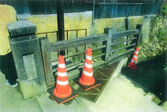 護欄年久失修，已放上三角椎，但遊客無視警告仍靠上去。翻攝推特@0816Jimmy