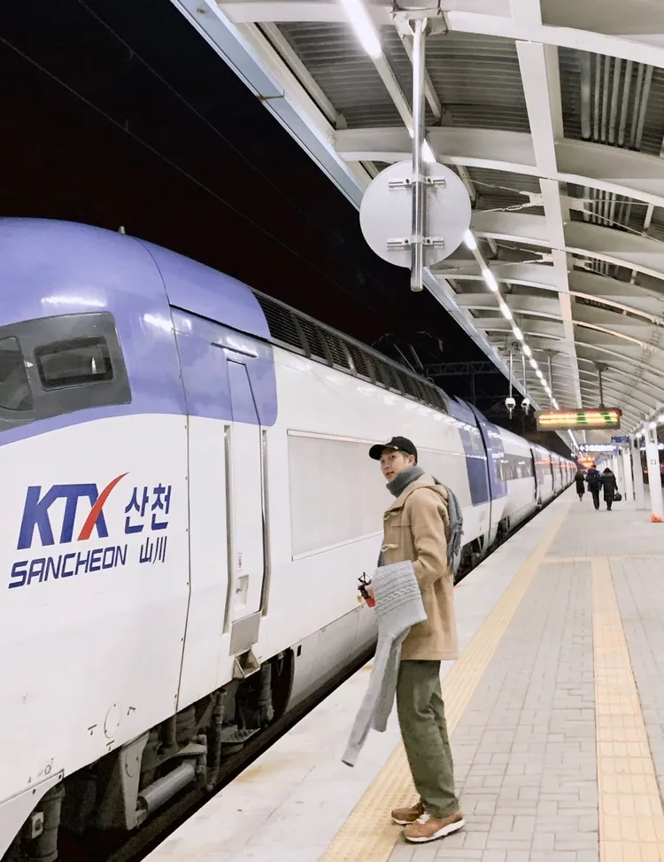 RM過去曾分享搭KTX的旅遊照。翻攝BTS推特