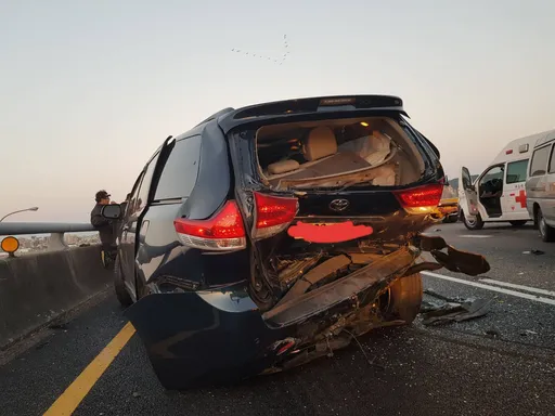 國1高架汐止端4車連環撞釀3傷 1駕駛受困、車流一度回堵5公里