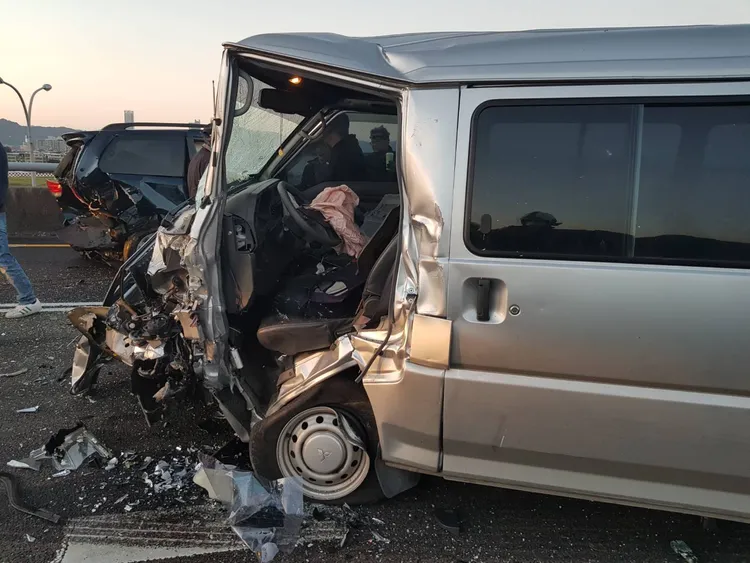 廂型車駕駛一度受困車內，警消到場將他送醫。翻攝畫面