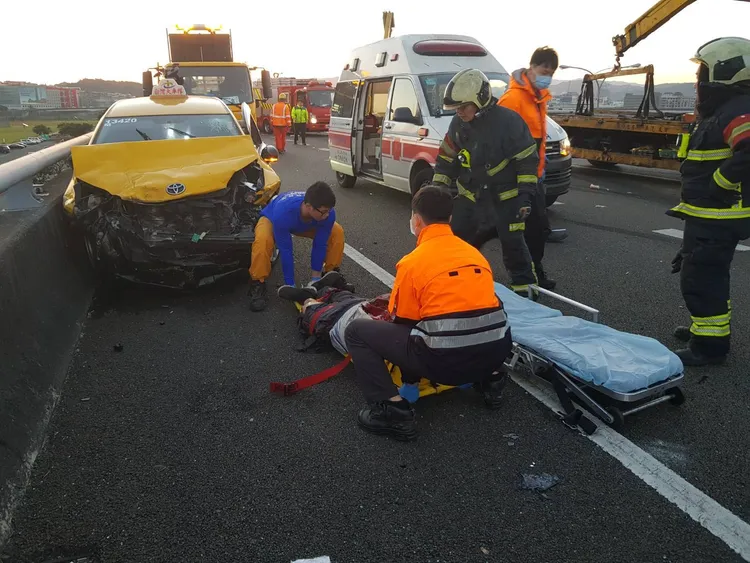 計程車駕駛也受傷送醫。翻攝畫面