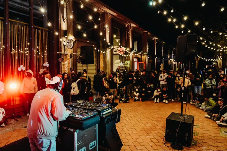 高流將從3月18日至4月15日推出8場【夜間加乘 - 夜駁二派對 NEON LIGHTS ON】午夜場DJ秀！ 文化局提供