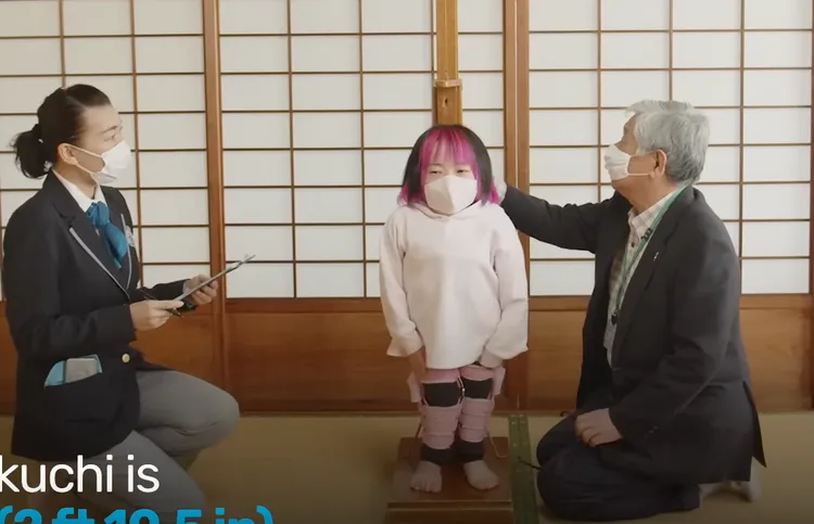 金氏世界紀錄職員為兩人量了3次身高。金氏世界紀錄