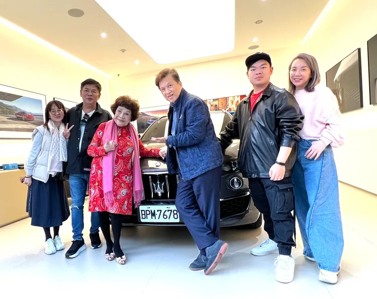 馮太蔣明燁（左起）、馮凱、周遊、李朝永、馮弈祥（長孫）與二媳婦陳書璇。李朝永提供