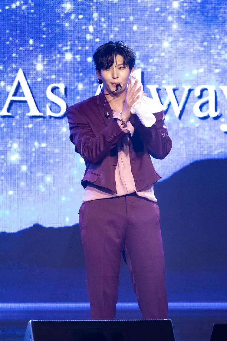 LEO演唱《Losing Game》開場。ON INN ASIA