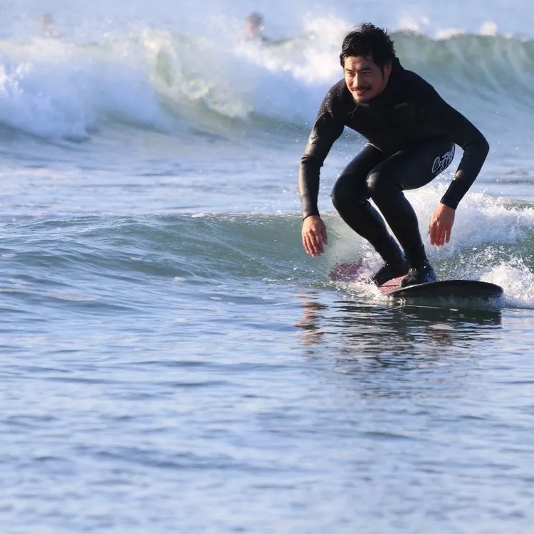 坂口憲二常曬出衝浪英姿。翻攝therisingsuncoffee IG