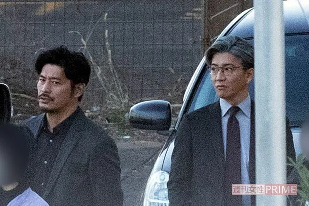 轉行咖啡店老闆的坂口憲二（左）驚喜現身與木村拓哉對戲。翻攝《週刊女性》