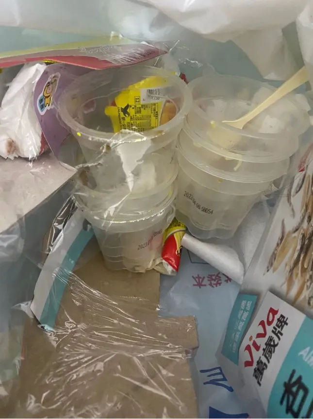 原PO貼出他吃完的6個布丁「殘骸」。翻攝自論壇Dcard