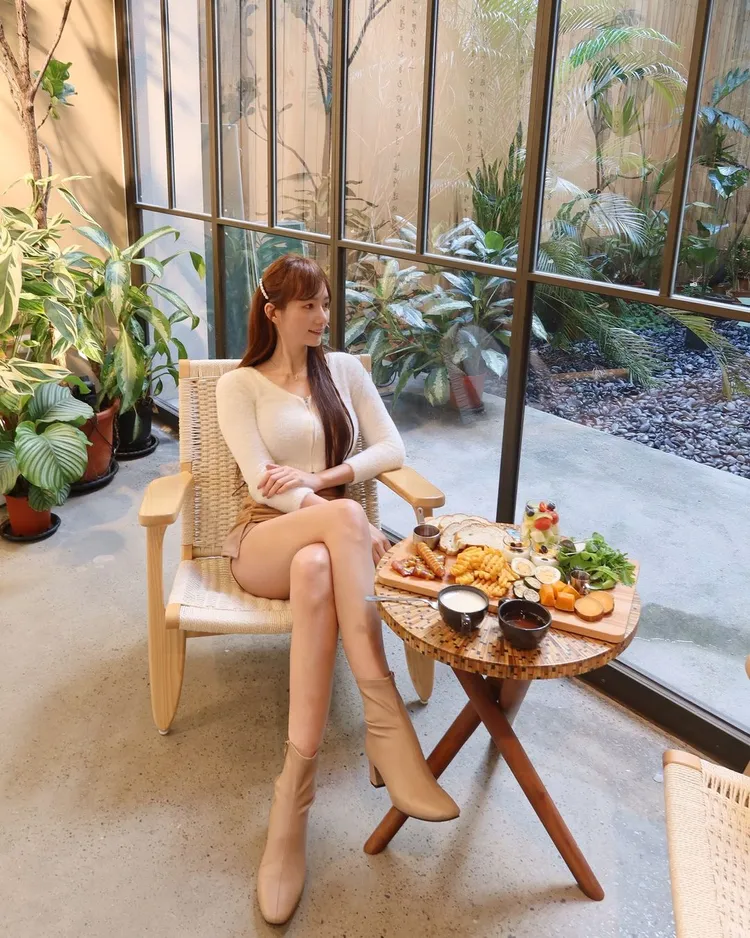 珊莎Sansa說自己是被模特兒耽誤的部落客，事實證明她是個高人氣的KOL。
