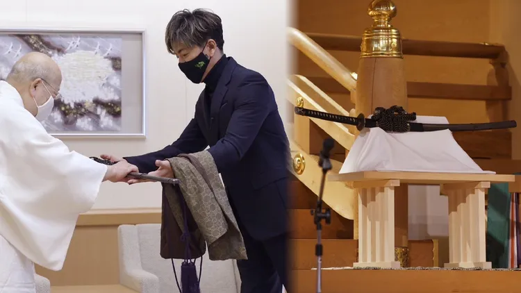 木村拓哉昨到熱田神宮獻納自己飾演織田信長時使用的刀。翻攝lb_toei70th推特