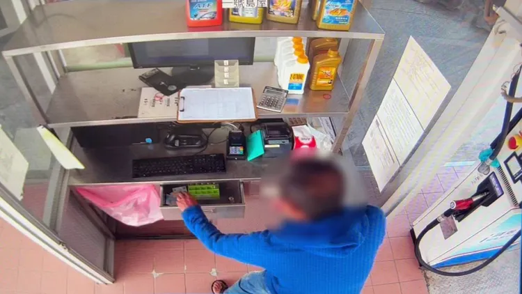 加油站交班發現金額短缺，這才得知遭街友入侵加油島。讀者提供