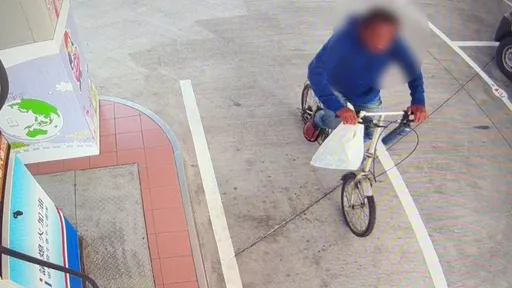 騎小摺攻進加油站!台南大叔快手3秒偷5千 完全沒人發現