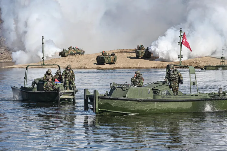 美軍15日在「自由之盾」演習中渡河。路透社