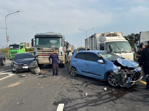 減速讓砂石車下匝道!台66線西向楊梅路段 曳引車剎車不及釀5車追撞