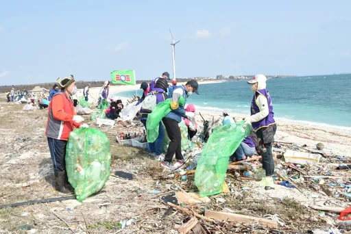 迎接觀光季!澎湖龍門後灣海岸淨灘 400人參與讓沙灘恢復美麗
