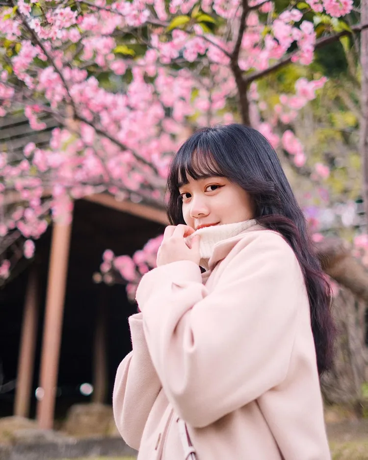 加加被說長得像陳意涵，常常被人稱讚眼睛很漂亮。