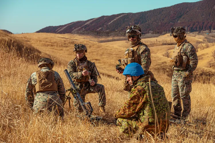 陸上自衛隊2016年、2019年，分別在與那國島及宮古島開設駐屯地；圖為陸上自衛隊上月與美國太平洋海軍陸戰隊，於日本大分縣共同演習。翻攝美國太平洋海軍陸戰隊推特 twitter@PacificMarines