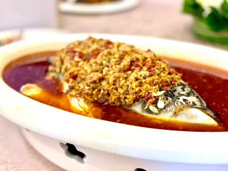 藝人林心如推薦的奇岩一號「湘味剁椒魚頭」。曾仲葳攝