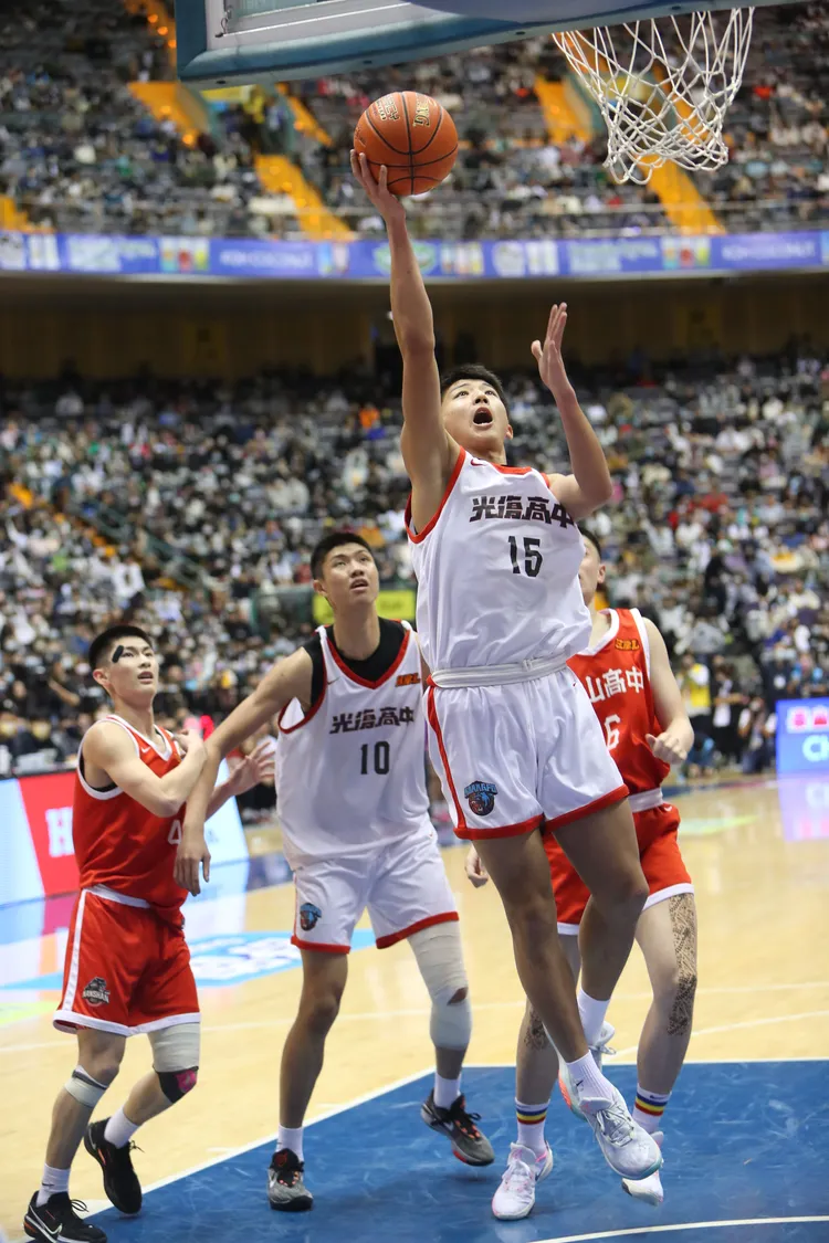 謝銘駿拿到全隊最高的15分。   鄭孟晃攝