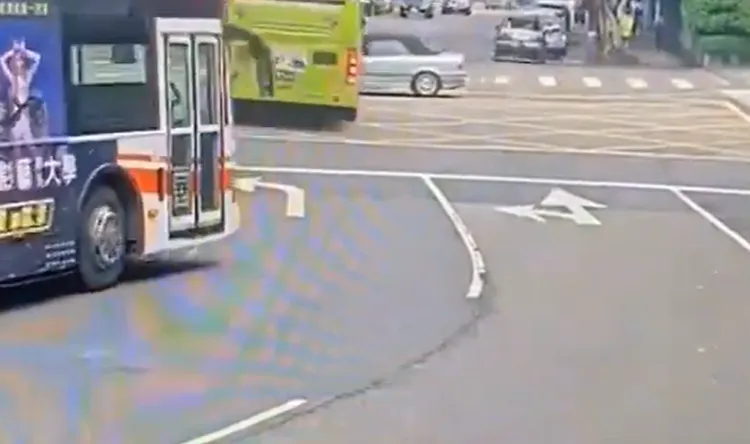 葉丙成的車被公車從側面撞擊。翻攝畫面