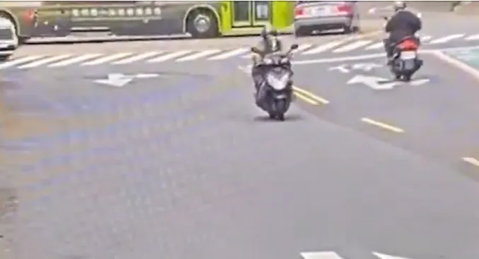 另一個角度可見，雙方都來不及閃。翻攝畫面