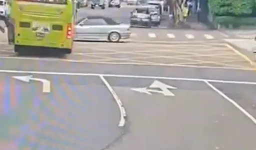 台大教授葉丙成駕BMW敞蓬車 遭公車「攔腰撞」影片曝!雙方酒測出爐