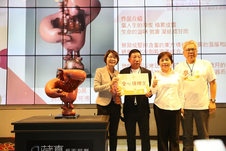 黃秀芳（左一）、楊瓊瓔（右二）等藍綠立委合組「愛心拍賣團」，輪流上台喊價拍賣。民眾提供