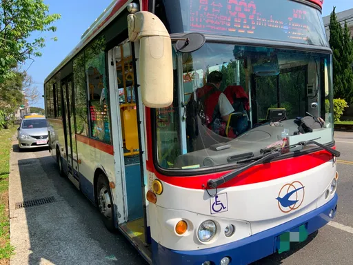 淡水公車左轉撞上直行機車 20歲男騎士噴飛不治