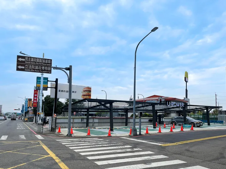 U-POWER臺中霧峰站位於霧峰區中正路與蘭生街交叉口，位置顯眼且鄰近麥當勞、便利商店、人文咖啡小店等機能完善。業者提供