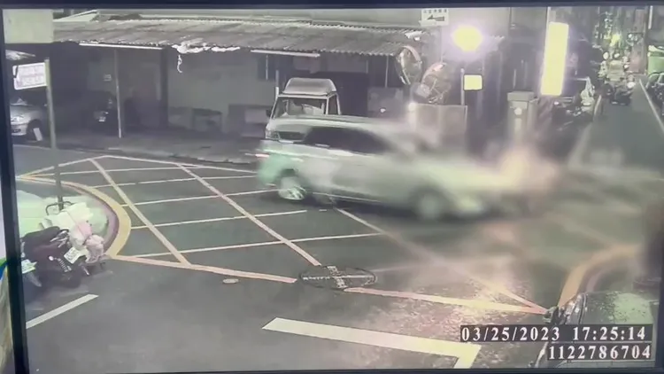 機車與轎車在路口發生碰撞。林口警分局提供