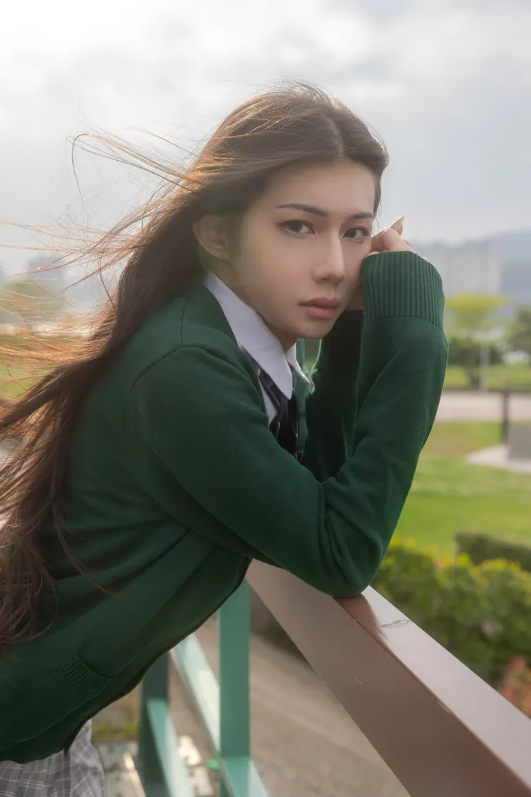 Yugee小嗨上節目，提到大學時曾被體育老師要求：「不可以上女廁」。公視提供