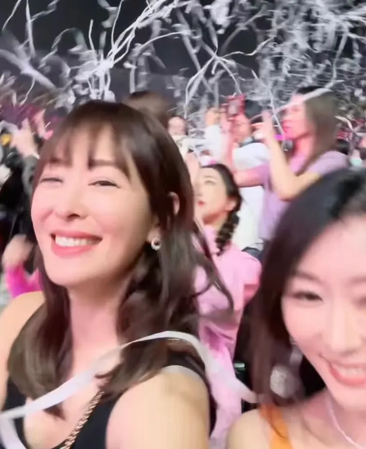 賈永婕（左）和好友看演唱會嗨到站起來。翻攝賈永婕IG
