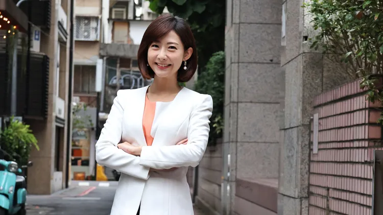 莊惠琪小菜鳥時期也曾躲廁所偷哭，如今已是精明幹練的女主播。莊宗達攝