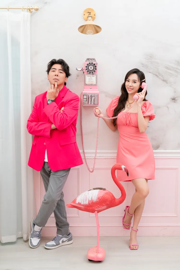 梁赫群（左）模仿孔劉已成一絕，右為康茵茵。