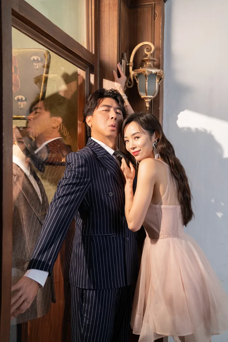 這是拍婚紗照Pose嗎？