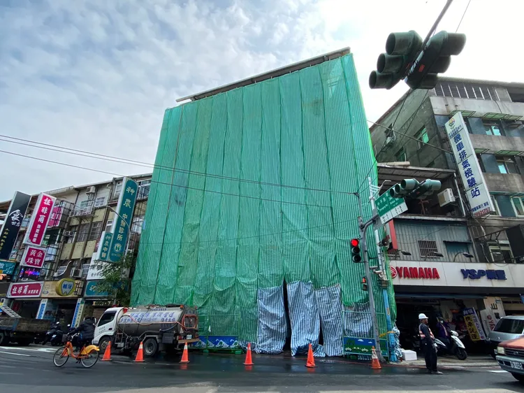 新莊新泰路上強制停用的海砂屋，今天展開拆除，也是自治條例通過後首件改建案。工務局提供