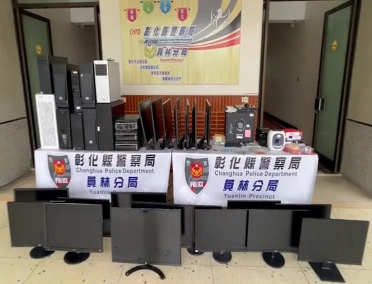 警方起出大批電腦等證物。民眾提供