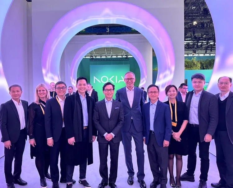 台灣大董事長蔡明忠(左5)、總經理林之晨(左4)與台灣大及諾基亞經營團隊合照。業者提供