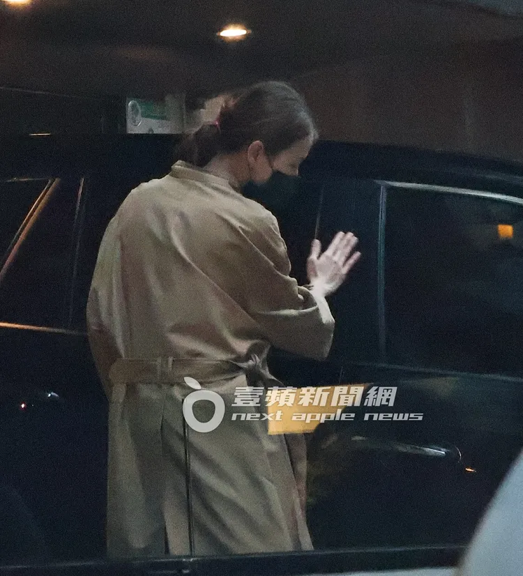 妙麗將用品放上車，一家人準備離開。特勤中心攝