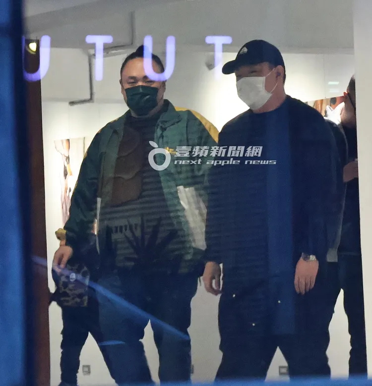 大淵（左）與藝廊人員看展。特勤中心攝