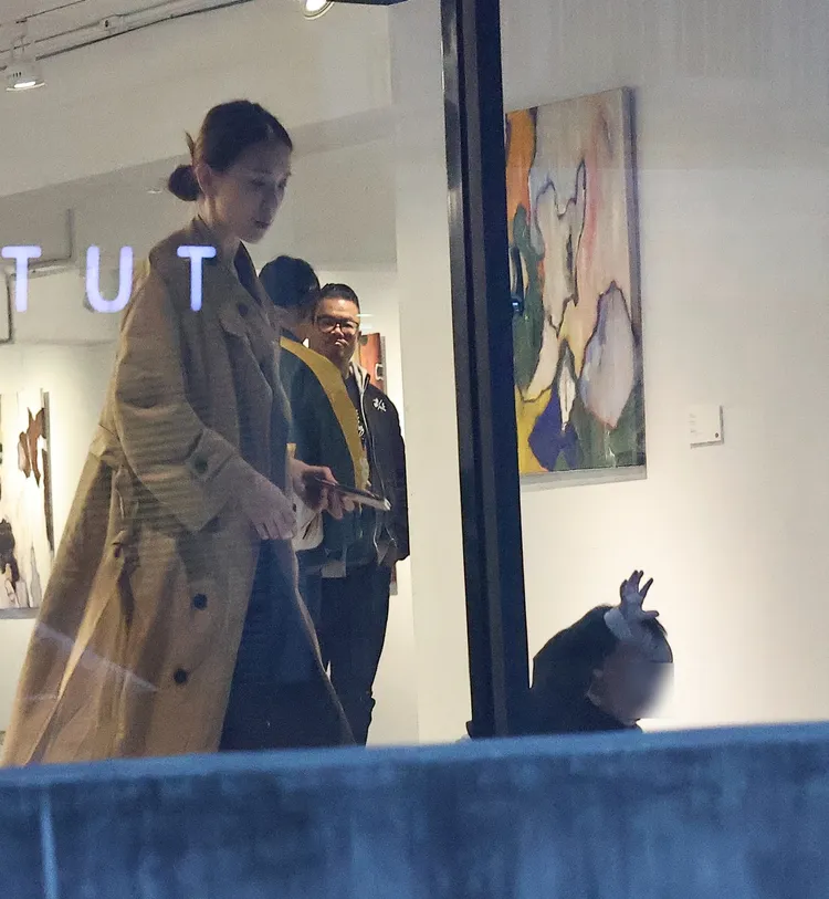 大淵的老婆妙麗帶著兒子在一旁玩耍。特勤中心攝