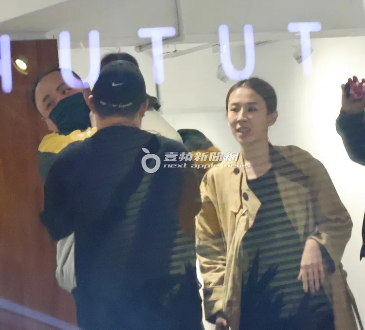 妙麗（右）將兒子交給大淵抱著。特勤中心攝