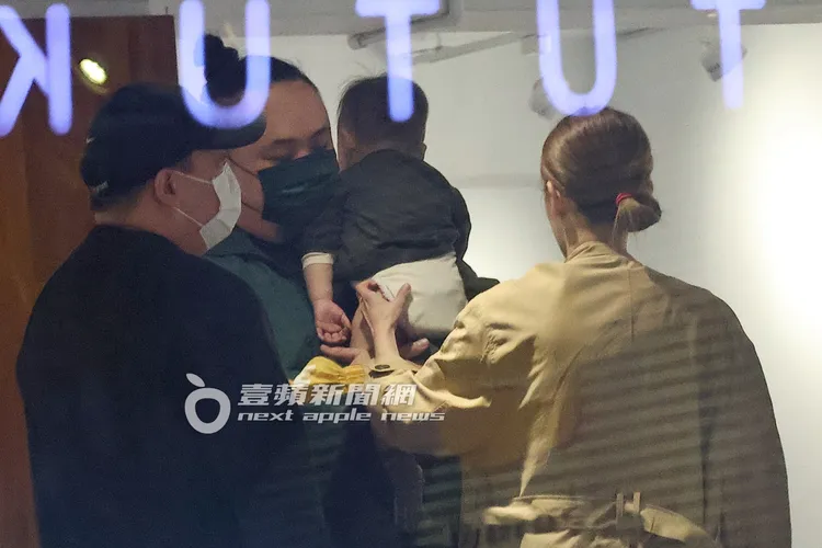 夫妻倆將兒子的包屁衣拉好。特勤中心攝