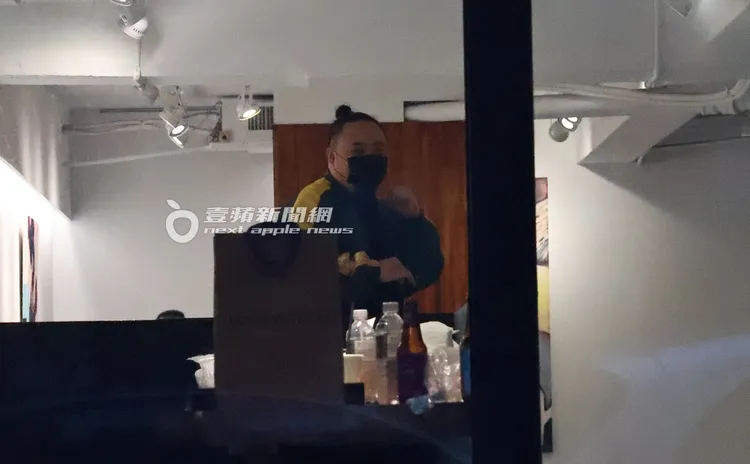 大淵在藝廊看展，突然靈機一動，擺出武打姿勢。特勤中心攝