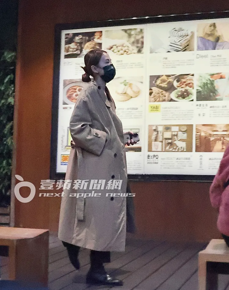 妙麗下車後往後頭走，隨後一家人停妥車繼續逛街。特勤中心攝